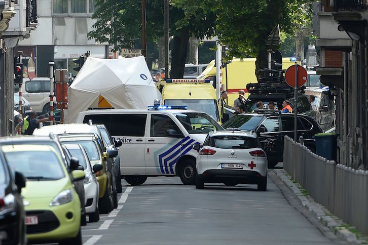 Vehículos policiales y ambulancias en el lugar donde se ha producido el tiroteo en Lieja. (John THYS/AFP)