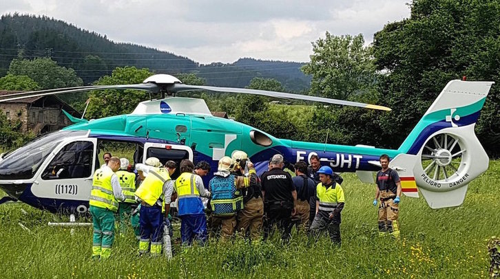 Traslado de uno de los trabajadores heridos en Orozko en el helicóptero de Osakidetza. (@BomberosBizkaia)