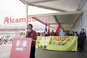 Garbiñe Aranburu, durante la protesta en Oiartzun. (Juan Carlos RUIZ / FOKU)