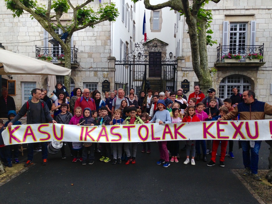 Rassemblement devant la mairie de Saint-Jean-de-Luz. ©Goizeder Taberna