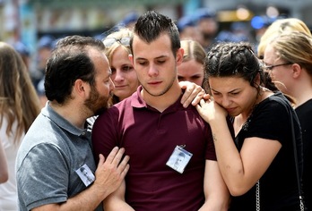 Compañeros del joven de 22 años que murió en el ataque. (Emmanuel DUNAND/AFP)