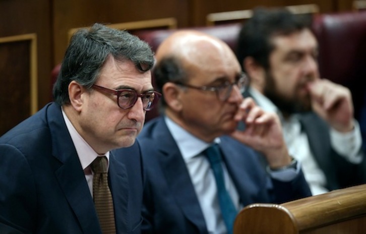 Diputados del PNV en el Congreso, con Aitor Esteban en el primer plano. (Óscar DEL POZO/AFP)