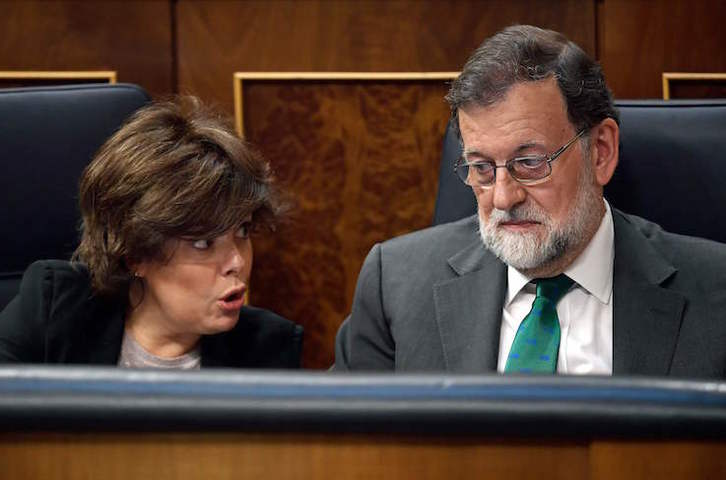 Soraya Sánez de Santamaría y Mariano Rajoy, el pasado miércoles en el Parlamento. (OSCAR DEL POZO / AFP)