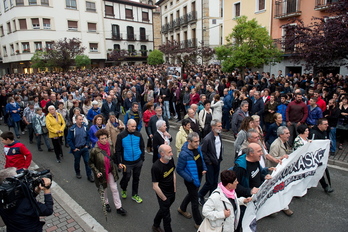 Lo que se preveía una concentración ha derivado en una gran manifestación por las calles de Altsasu. (Iñigo URIZ/FOKU)