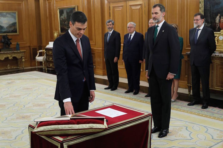Pedro Sánchez jura su cargo ante la Constitución española y el rey Felipe de Borbón. (POOL EFE)
