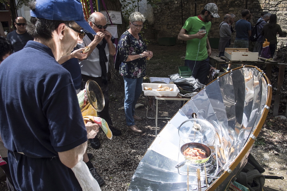 Eguzkia bera zuzenean energia sortzaile... eta txorizoa barrenak indartzeko. (Jagoba MANTEROLA / FOKU) Eguzkia bera zuzenean energia sortzaile... eta txorizoa barrenak indartzeko. (Jagoba MANTEROLA / FOKU)