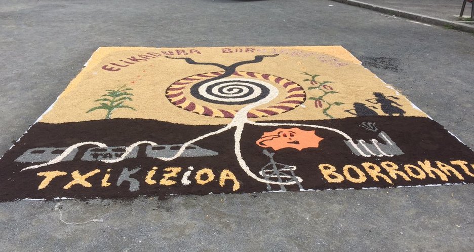 Santa Ana plazan egin duten artelan hau hedatu du EH Bilduren lehendakarigai izango den Bakartxo Ruizek. (@BakartxoR) Santa Ana plazan egin duten artelan hau hedatu du EH Bilduren lehendakarigai izango den Bakartxo Ruizek. (@BakartxoR)