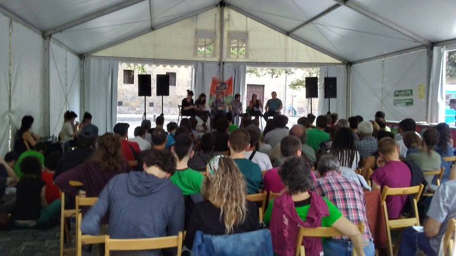 '5 errezeta burujabetzarako' hitzaldia Baratxurien plazan. @alterherria '5 errezeta burujabetzarako' hitzaldia Baratxurien plazan. @alterherria