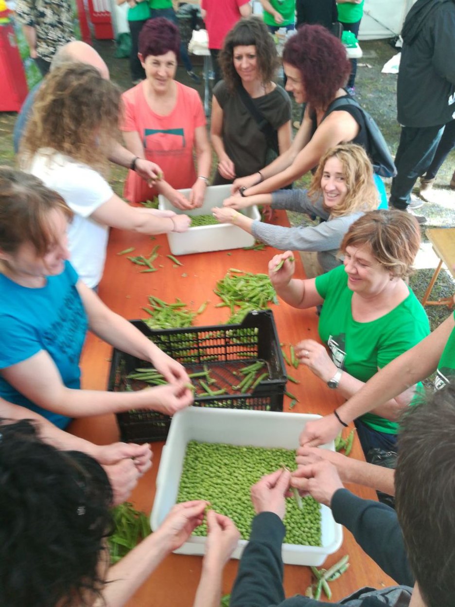 Bazkarirako prestaketa lanak... auzolanean, noski. (@labnafarroa) Bazkarirako prestaketa lanak... auzolanean, noski. (@labnafarroa)