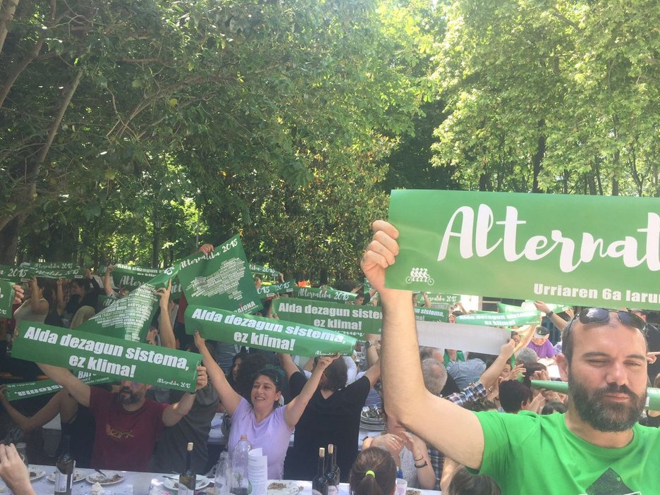 «Alda dezagun sistema ez klima», aldarria @elaGasteiz «Alda dezagun sistema ez klima», aldarria @elaGasteiz