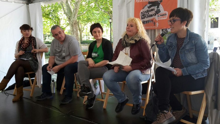 Saioa Iraola (EHBF) mikrofonoa eskuan, Xabier Anza (M.R.A. fundazioa) eta Garbiñe Aranburu (LAB) alboan, besteak beste. (@laterherria) Saioa Iraola (EHBF) mikrofonoa eskuan, Xabier Anza (M.R.A. fundazioa) eta Garbiñe Aranburu (LAB) alboan, besteak beste. (@laterherria)