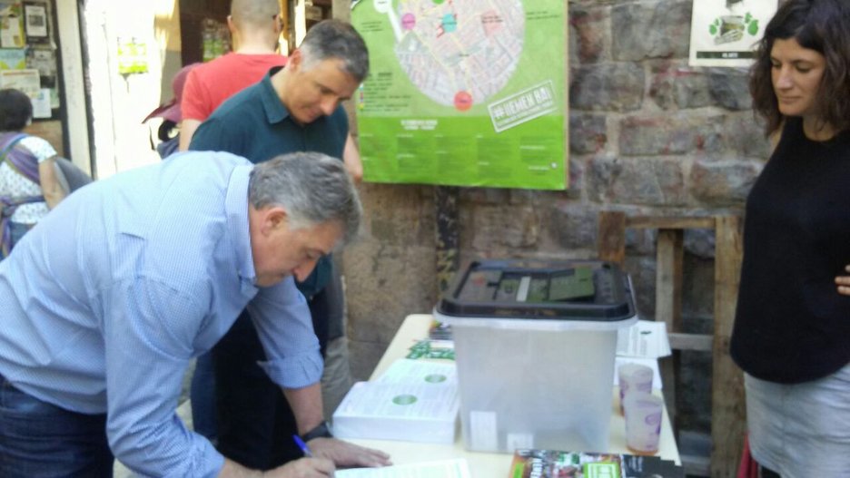 Joseba Asiron Iruñeko alkatea ere igaro da bertatik eta bere egin ditu konpromisoak. (@alterherria) Joseba Asiron Iruñeko alkatea ere igaro da bertatik eta bere egin ditu konpromisoak. (@alterherria)