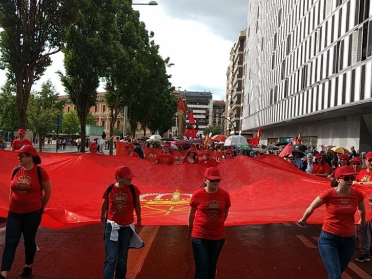 Una bandera navarra gigante encabeza la manifestación. (@AritzIntxusta)