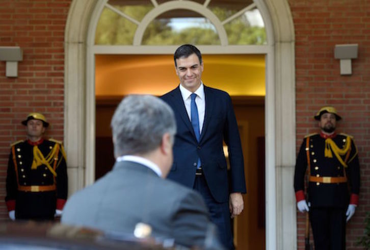 Pedro Sánchez ha recibido en la Moncloa al presidente ucraniano, Petro Poroshenko, en su primer acto oficial al frente el Ejecutivo español. (Gabriel BOUYS/AFP)