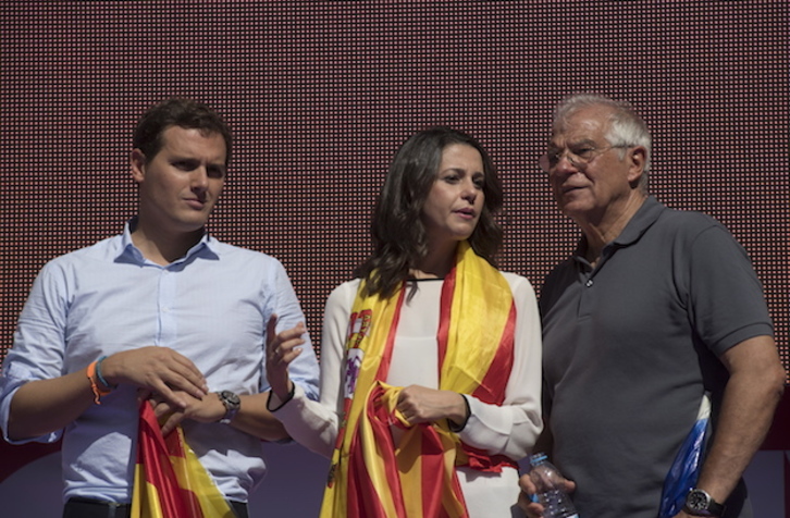 Josep Borrell, junto a Albert Rivera e Inés Arrimadas, en la manifestación españolista una semana después de la represión contra el referéndum catalán. (Jagoba MANTEROLA / FOKU) 
