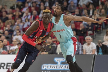 Diop y Reynolds pelean por la posición. (Juanan RUIZ / FOKU)