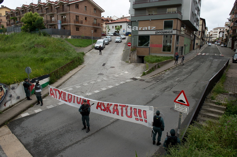 Altsasuko sarrera itxi egin dute pankarta batekin. (Iñigo URIZ / FOKU)
