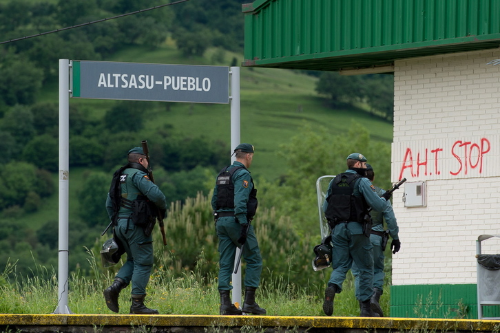 Guardias civiles ante la estación de Altsasu. (Iñigo URIZ / FOKU)