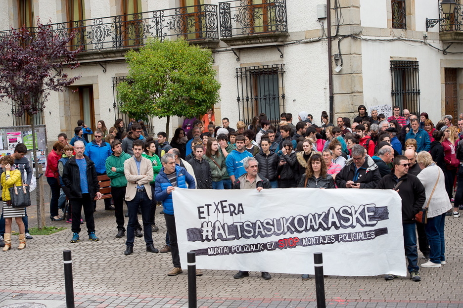 Elkarretaratzea egin dute senide eta bizilagunek, atxiloketak salatzeko. (Iñigo URIZ / FOKU)