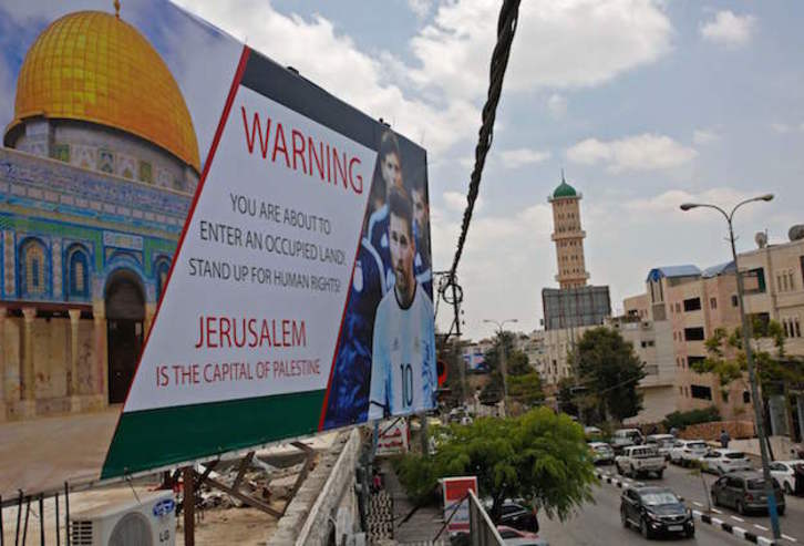Cartel en Hebron subrayando que «Jerusalén es la capital de Palestina». (HAZEM BADER / AFP)