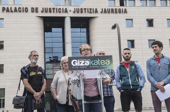 Altsasuko gurasoek eta Gure Esku Dagok Iruñean aurkeztu dute elkartasun kilometroa. (Jagoba MANTEROLA / FOKU)