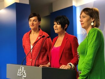 Maddalen Iriartek, Miren Larrionek eta Jasone Agirrek giza katean parte hartzeko deia egin dute. (@ehbildu)