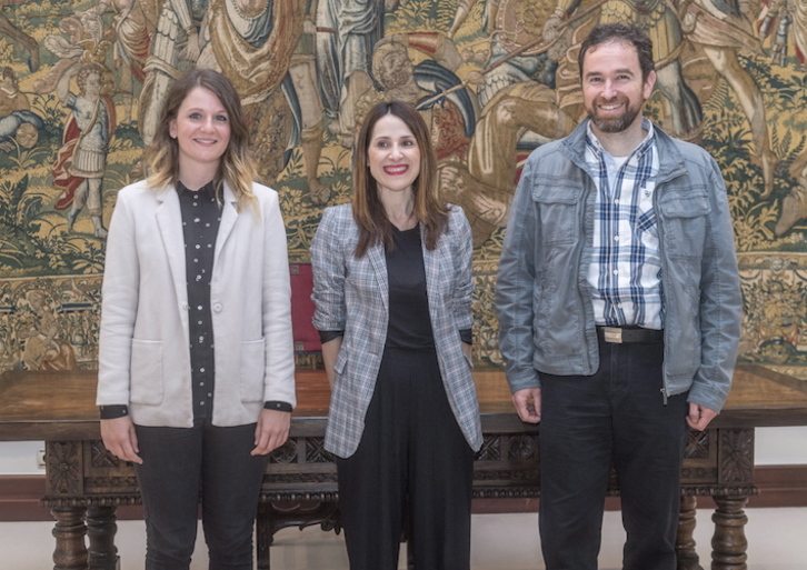 Jone Amonarriz y Angel Oiarbide, de Gure Esku Dago, junto a la presidenta de la Cámara, Bakartxo Tejeria. (Juanan RUIZ/FOKU)