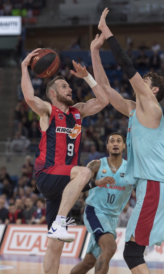 Huertas encara el aro pese a la intimidante presencia de Tomic. (Juanan RUIZ / FOKU)