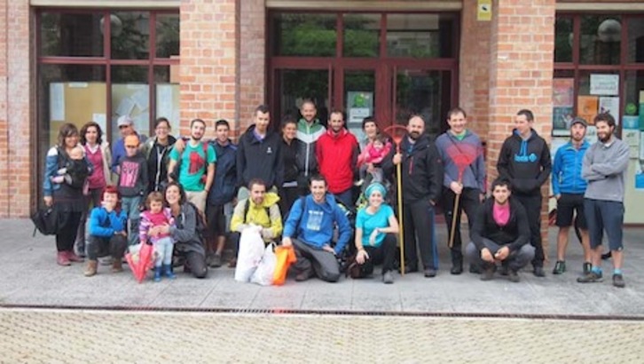Participantes en el auzolan de limpieza del río Arga a su paso por Barañain del año pasado. (AYUNTAMIENTO DE BARAÑAIN)