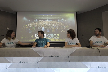 Gure Esku Dagoko ordezkarien agerraldia, igandeko giza kateari buruzko xehetasunak azaltzeko. (Aritz LOIOLA/FOKU)