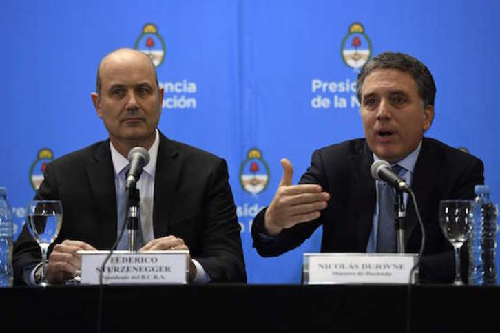 Dujovne y Sturzenegger, en la presentación del acuerdo. (Eitan ABRAMOVICH/AFP)