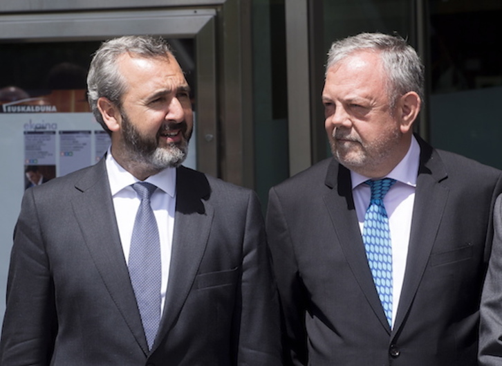 Iñaki Garcinuño, junto a Pedro Azpiazu, consejero de Economía de Lakua, en una imagen de archivo. (Luis JAUREGIALTZO/FOKU)