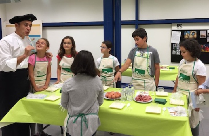 Imagen de un taller en el Mercado Municipal de Ermitagaña. (AYUNTAMIENTO DE IRUÑEA)