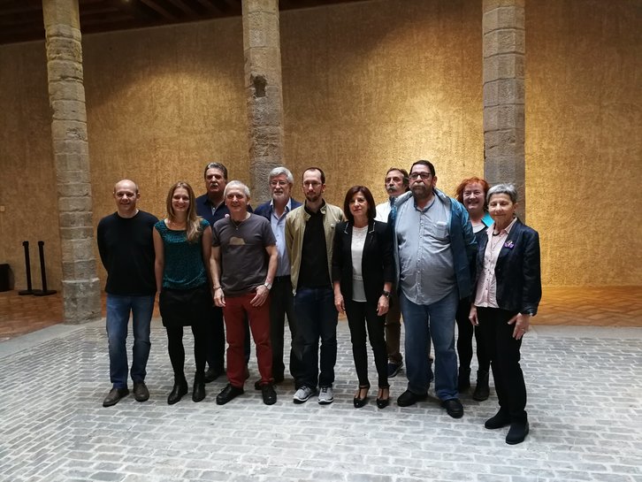 Los eurodiputados Izaskun Bilbao (PNV) y Xabier Benito (Podemos), junto a representantes de la plataforma San Fermin 78 Gogoan. (@MartxeloDiaz)