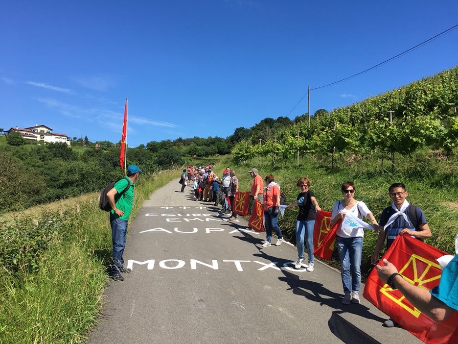 Nafar ikurrek ere giza katean parte hartu nahi izan dute. (@GEDOiartzun) Nafar ikurrek ere giza katean parte hartu nahi izan dute. (@GEDOiartzun)