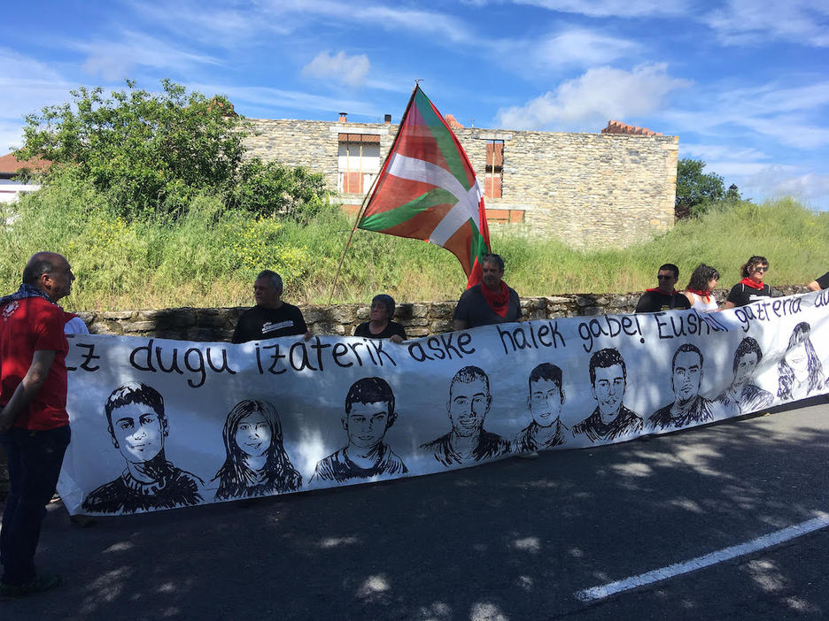 Altsasuko gazteen gurasoak ere giza katean izan dira. (Gotzon ARANBURU / FOKU) Altsasuko gazteen gurasoak ere giza katean izan dira. (Gotzon ARANBURU / FOKU)