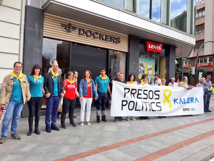 Representantes catalanes y de Gure Esku Dago, en la cadena humana, a su paso por la Plaza Elíptica. (ANC)