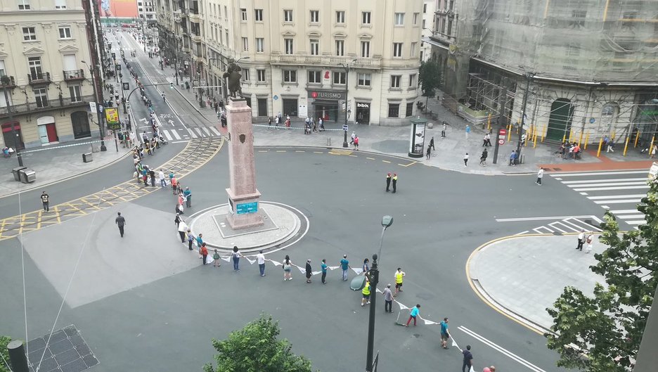 La cadena humana, a su paso por la Plaza Circular. (@gara_rpascual)