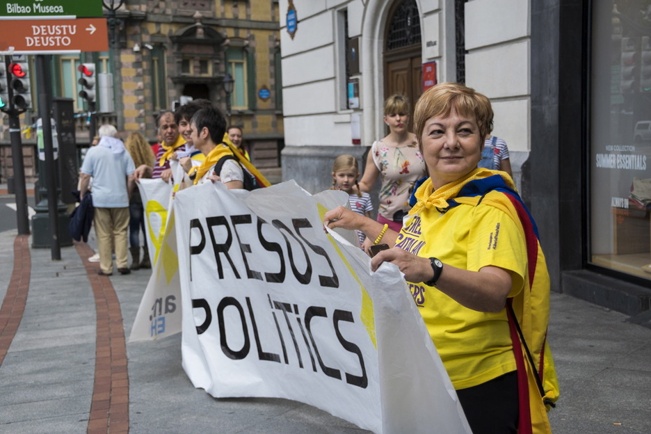 Kataluniarekin elkartasun kilometroa izan dute Bilbon. (June PRIETO / FOKU) Kataluniarekin elkartasun kilometroa izan dute Bilbon. (June PRIETO / FOKU)