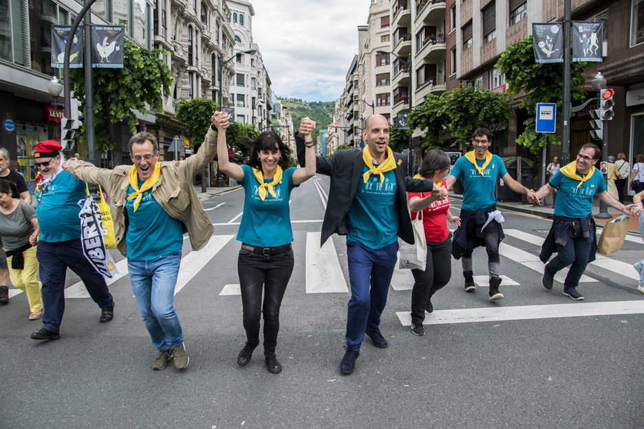 Kataluniatik iritsitako lagunak, tartean Mireia Boya, Bilbon. (June PRIETO / FOKU) Kataluniatik iritsitako lagunak, tartean Mireia Boya, Bilbon. (June PRIETO / FOKU)
