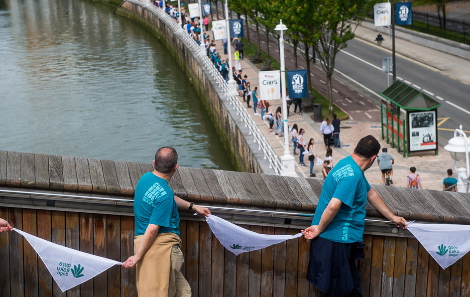 Esku eta zapiez josi dute aldarrikapena. (Luis JAUREGIALTZO / FOKU) Esku eta zapiez josi dute aldarrikapena. (Luis JAUREGIALTZO / FOKU)