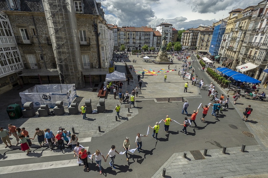 Andra Mari Zuriaren plaza ere gurutzatu du giza kateak. (Jaizki FONTANEDA / FOKU) Andra Mari Zuriaren plaza ere gurutzatu du giza kateak. (Jaizki FONTANEDA / FOKU)