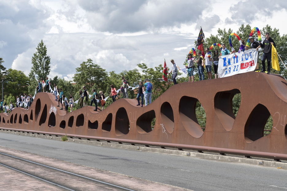 Abetxuko zubia gurutzatu du giza kateak. (Jaizki FONTANEDA / FOKU) Abetxuko zubia gurutzatu du giza kateak. (Jaizki FONTANEDA / FOKU)