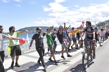 Donostian Kontxatik barrena zihoan giza katea. (Idoia ZABALETA/FOKU)