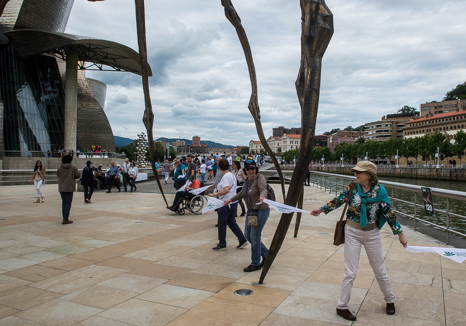 La cadena pasa por debajo de la escultura ‘Mamá’, junto al Guggenheim. (Luis JAUREGIALTZO/FOKU)