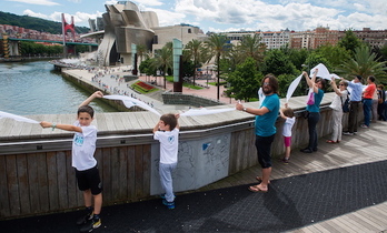 La cadena humana en Bilbo, con el Guggenheim de fondo. (Luis JAUREGIALTZO/FOKU)