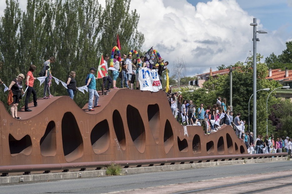 La cadena humana, a su llegada a Gasteiz. (Jaizki FONTANEDA/FOKU)
