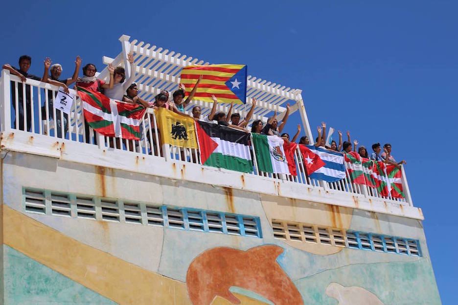 Makina bat herritarrek eman zuten eskua Cancunen erabakitze eskubidearen alde.