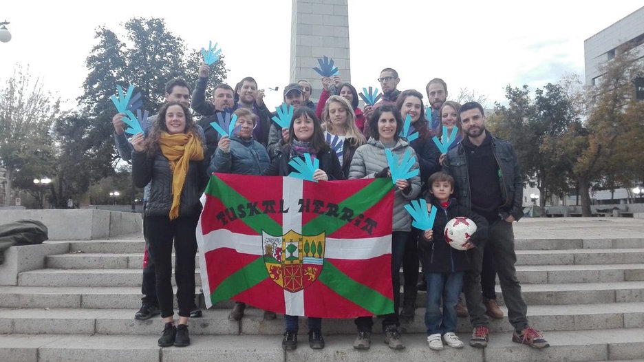 Txilen ere gogoan izan dute giza katea. Santiagon elkartu ziren erabakitze eskubidearen alde.