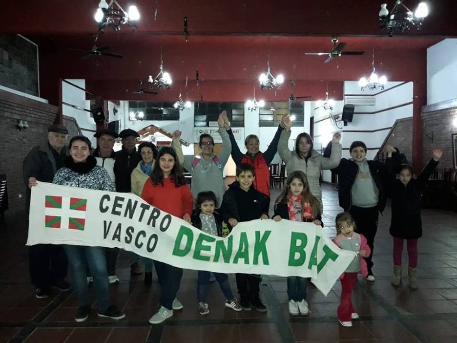 Denak Bat Cañuelas Argentinako euskal etxean ere gogoan izan zuten giza katea